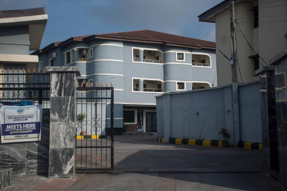 Kay Luxury Suites Uyo Exterior photo