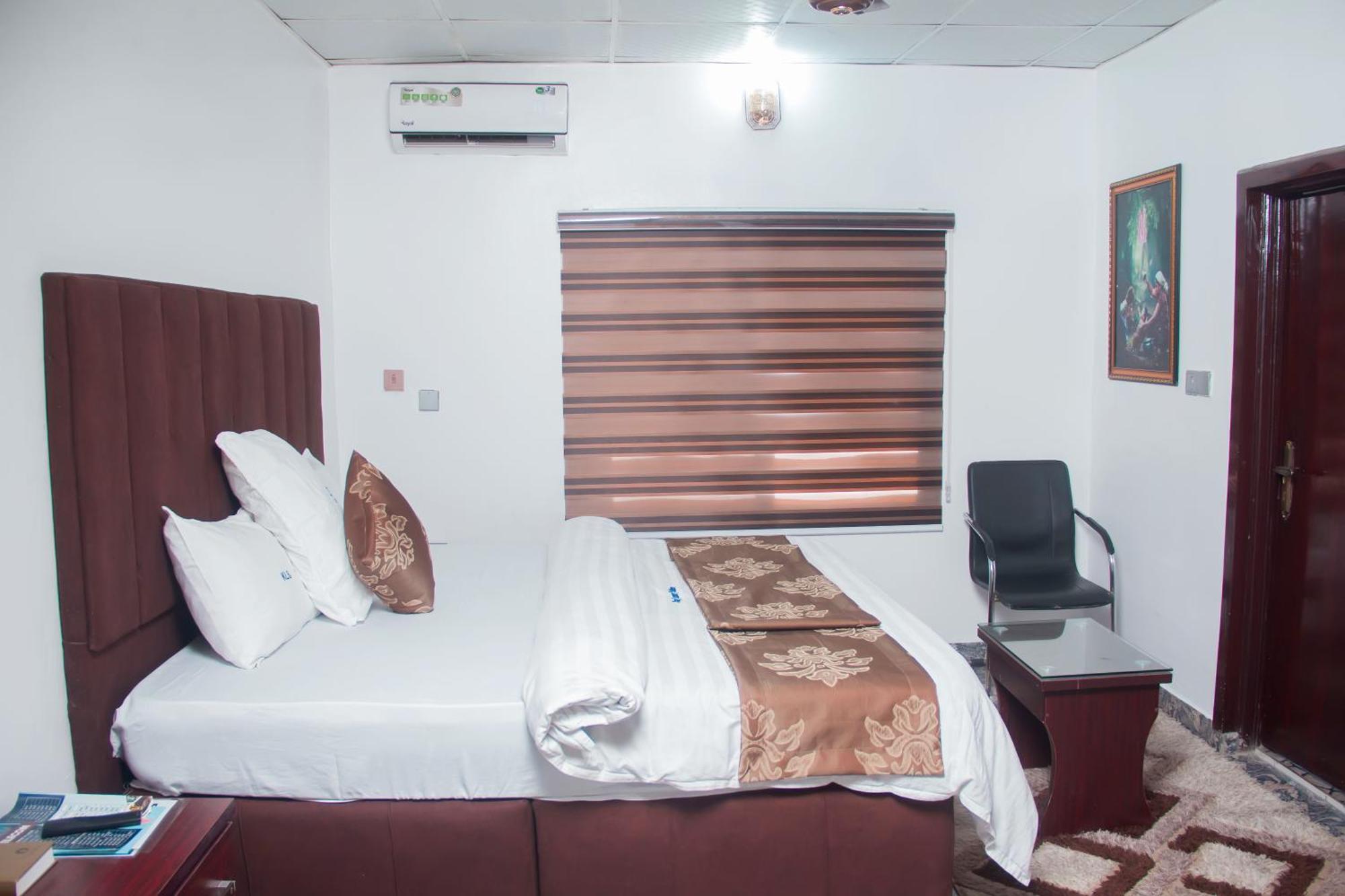 Kay Luxury Suites Uyo Exterior photo